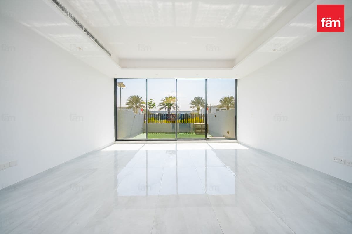 Elegant | Spacious | Single Row | Near School
