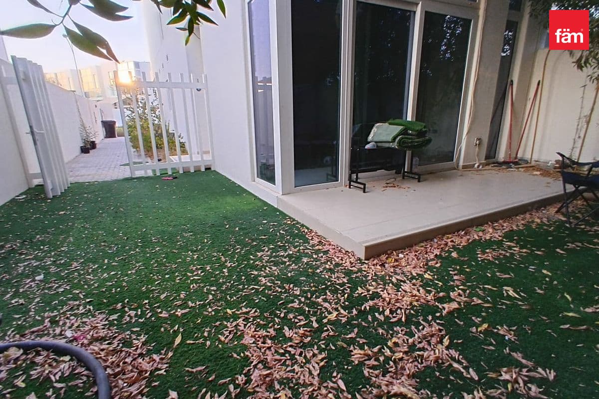 Corner L L Shaped Garden L Near To Malibu Beach